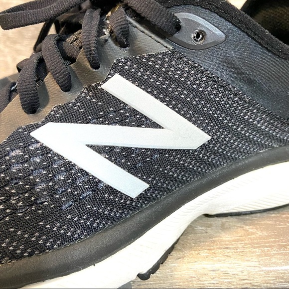 New Balance Women’s 860v10 Black and White Running Shoes - Picture 4 of 8